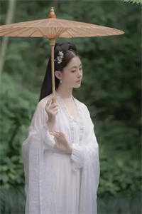 旧梦难寻泪痕新全局